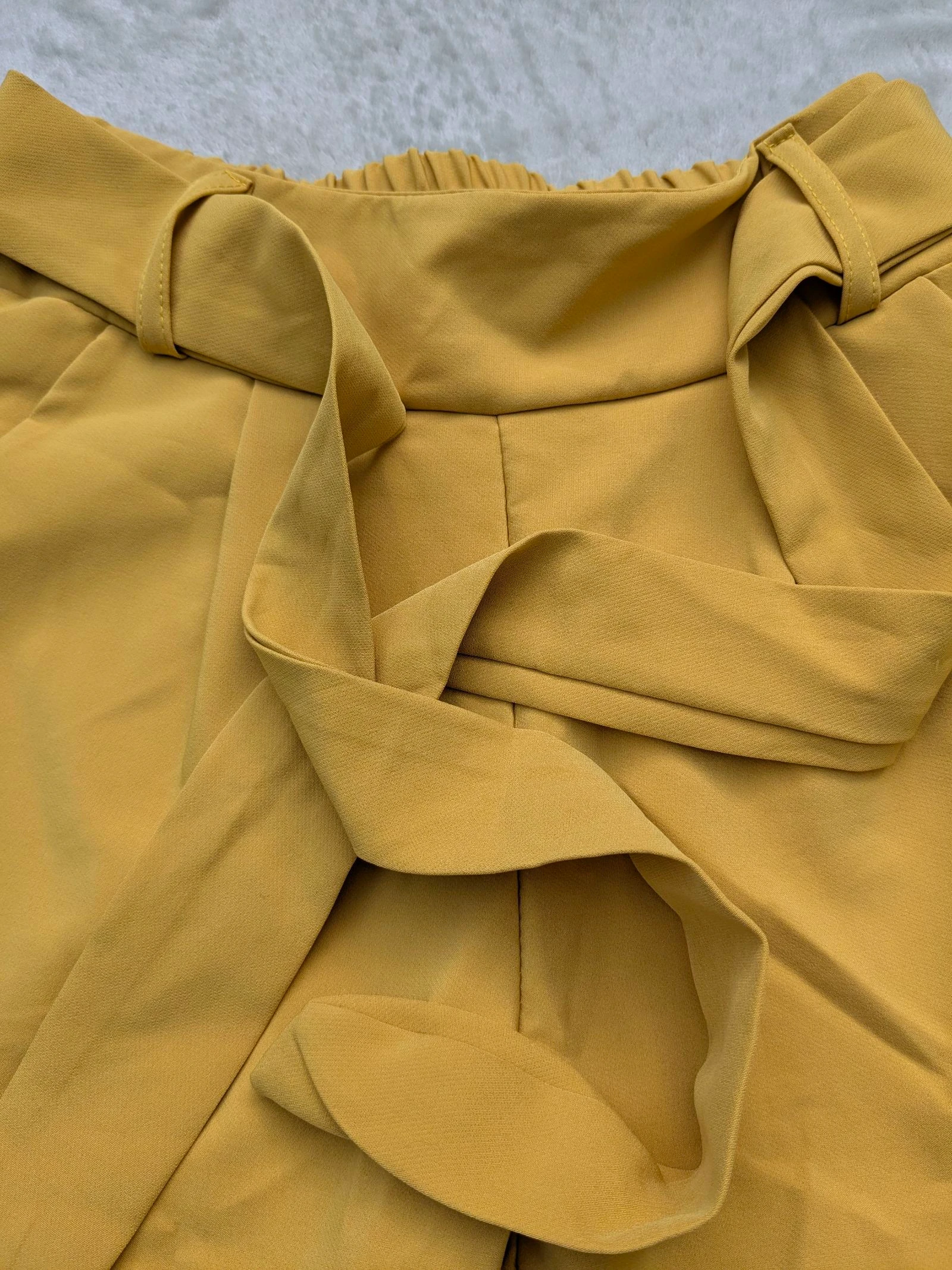Short jovem adolescente amarelo mostarda – photo 2